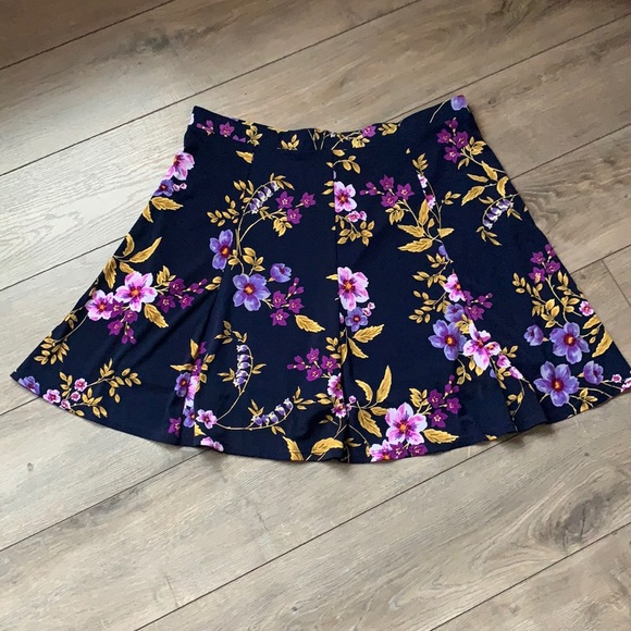 Susan Graver Dresses & Skirts - Susan Graver Liquid Knit Flared Navy Floral Skirt Shorts Size L
